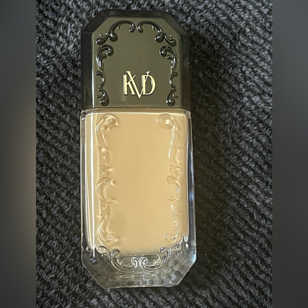 KVD Good Apple Medium 030  Full-Coverage Transfer-Proof Serum Foundation - Picture 5 of 6